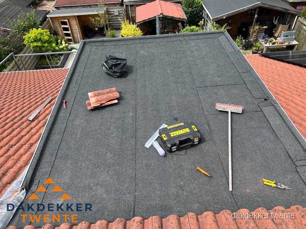 Nieuw plat dak met bitumen dakbedekking in Twente Nieuw plat dak met bitumen dakbedekking in Twente