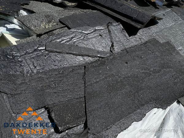Verwijderd oud bitumen dakleer klaar voor vervanging in Twente Verwijderd oud bitumen dakleer klaar voor vervanging in Twente