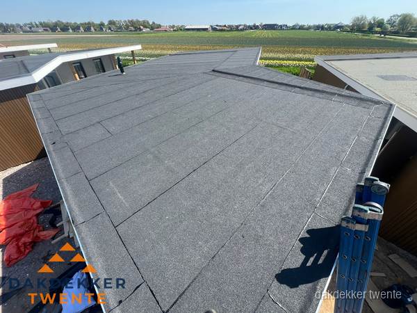 Nieuw bitumen plat dak met uitzicht over landschap in Twente Nieuw bitumen plat dak met uitzicht over landschap in Twente