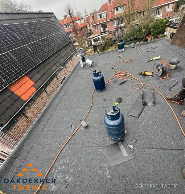 Daklekkage repareren met brandgereedschap op plat dak in Twente Daklekkage repareren met brandgereedschap op plat dak in Twente