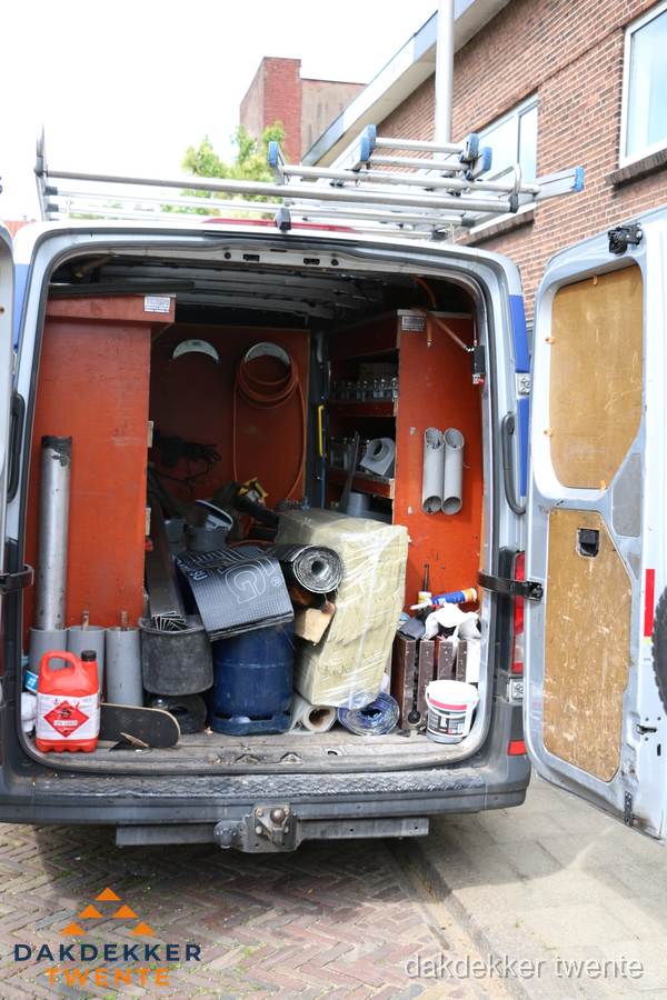 Bedrijfsbus van dakdekker met gereedschap en materialen in Twente Bedrijfsbus van dakdekker met gereedschap en materialen in Twente
