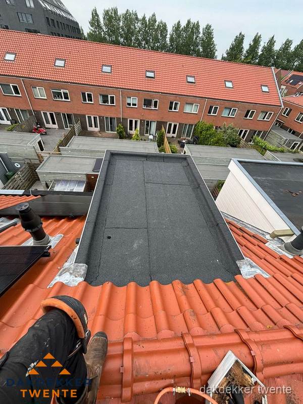 Bitumen dak reparatie op plat dak tussen dakpannen in Twente Bitumen dak reparatie op plat dak tussen dakpannen in Twente