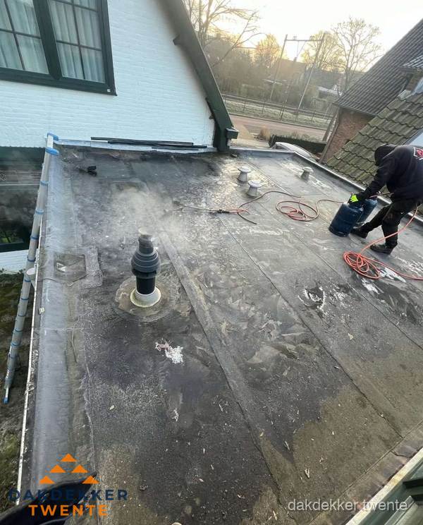 Dakdekker verhelpt daklekkage op plat dak in Twente Dakdekker verhelpt daklekkage op plat dak in Twente